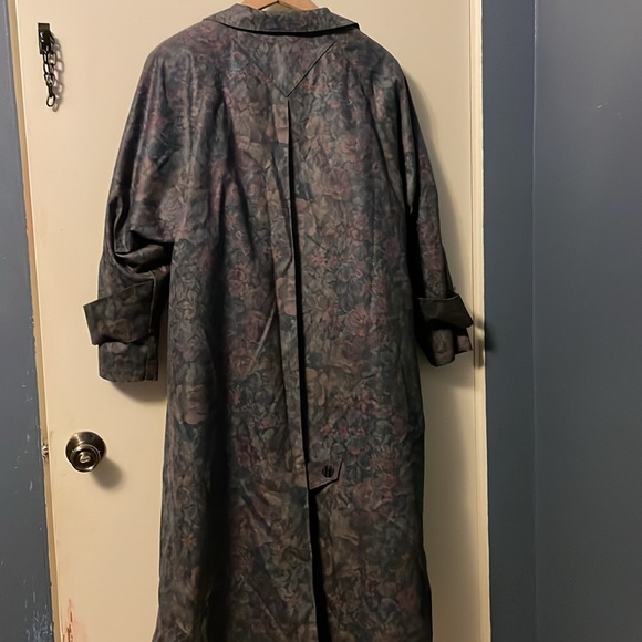 Beautiful Vintage London fog Woman’s gray floral Coat! - Picture 6 of 6